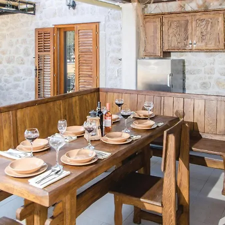 Holiday home Awesome In With Jacuzzi Orebic