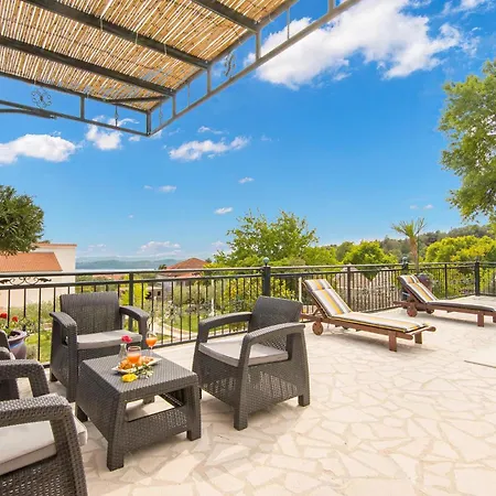Awesome In With Jacuzzi Holiday home