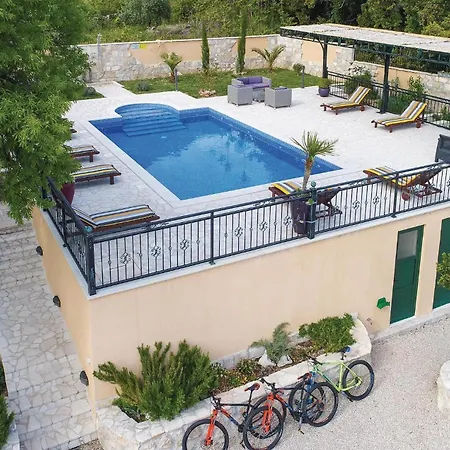 Holiday home Awesome In With Jacuzzi